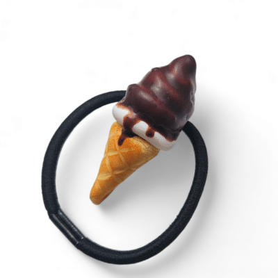 Haarelastiek softijs met chocoladedip